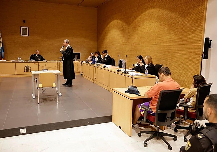 Imagen de los dos acusados en la esquina inferior derecha mientras habla la acusación particular al jurado popular.