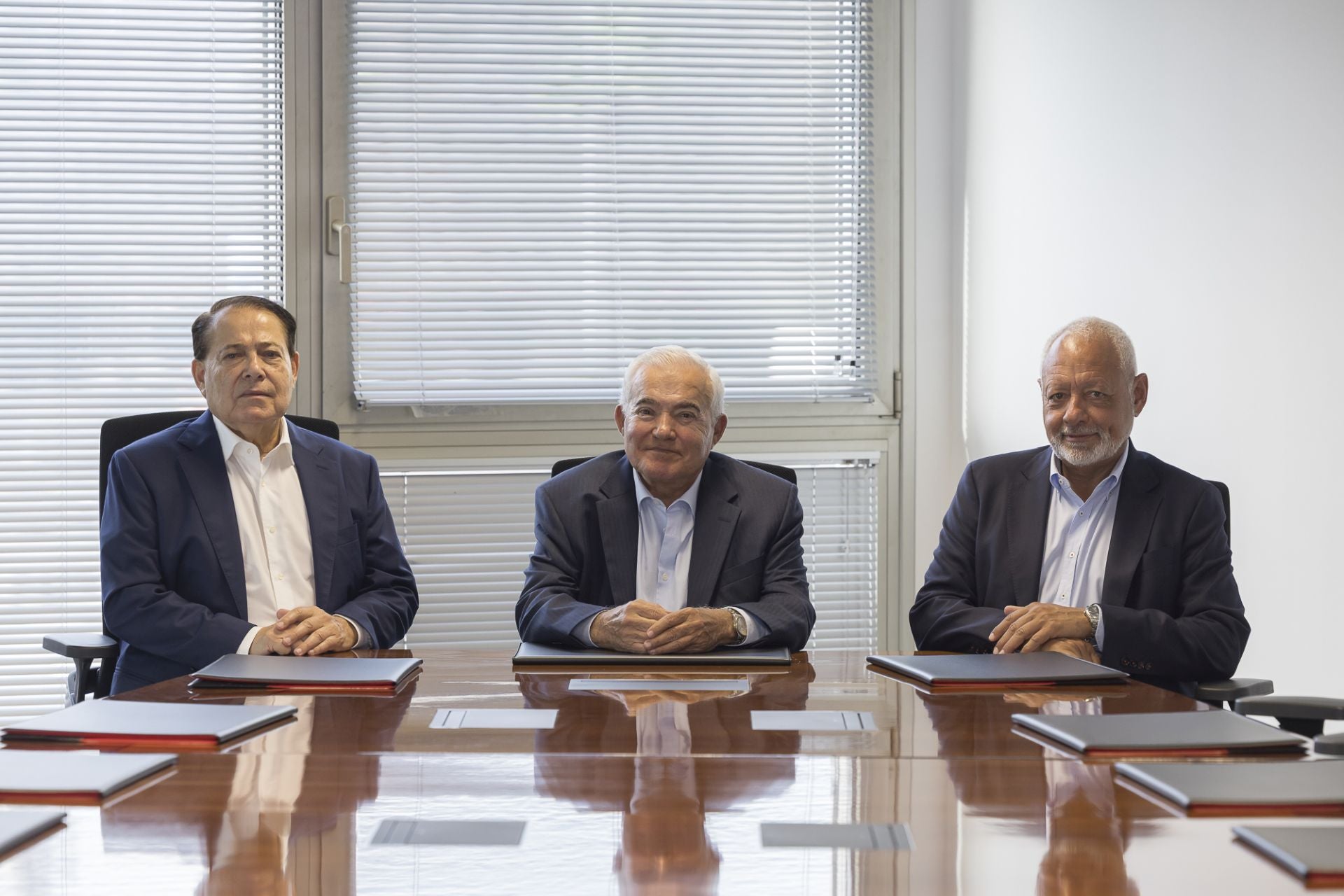 José Abraham y Andrés Domínguez, fundadores de la cadena, junto a Javier Puga, su consejero delegado.