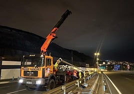 Un camión-grúa retirando farolas viejas de un tramo de la GC-3 en horario nocturno.