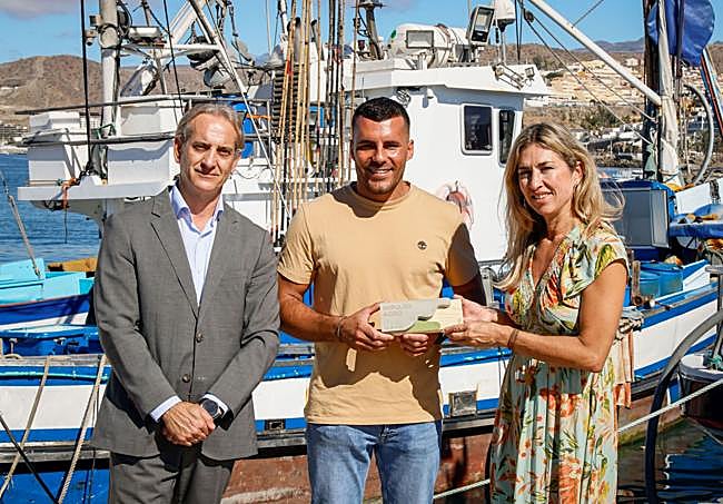 Oliver Miranda recibe la distinción de Impulso Agro de manos de directivos de CaixaBank en Canarias.