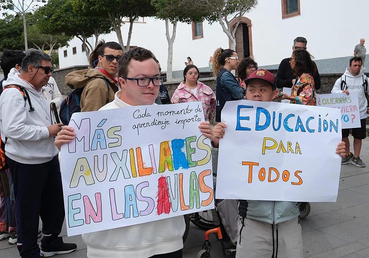 Manifestación del alumnado y familias NEAE del 20 de febrero de 2025 en Puerto del Rosario para solicitar más medios y personal a Educación.