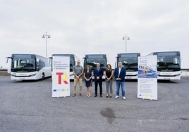 Autoridades cabildicias en la presentación de las nuevas guaguas híbridas.