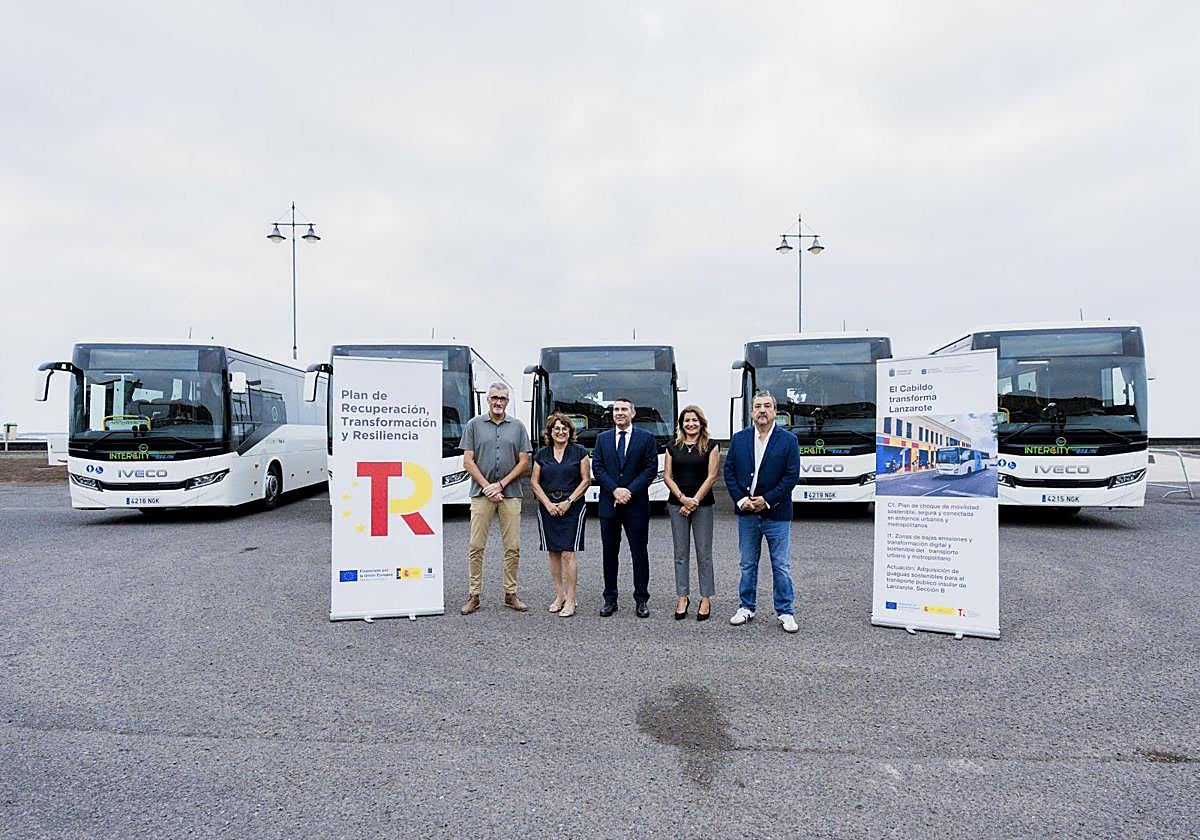 Autoridades cabildicias en la presentación de las nuevas guaguas híbridas.