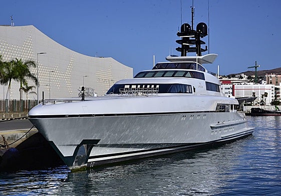 Imagen del Capricorn, el yate de lujo de 73 metros, que está en el Puerto de Las Palmas.