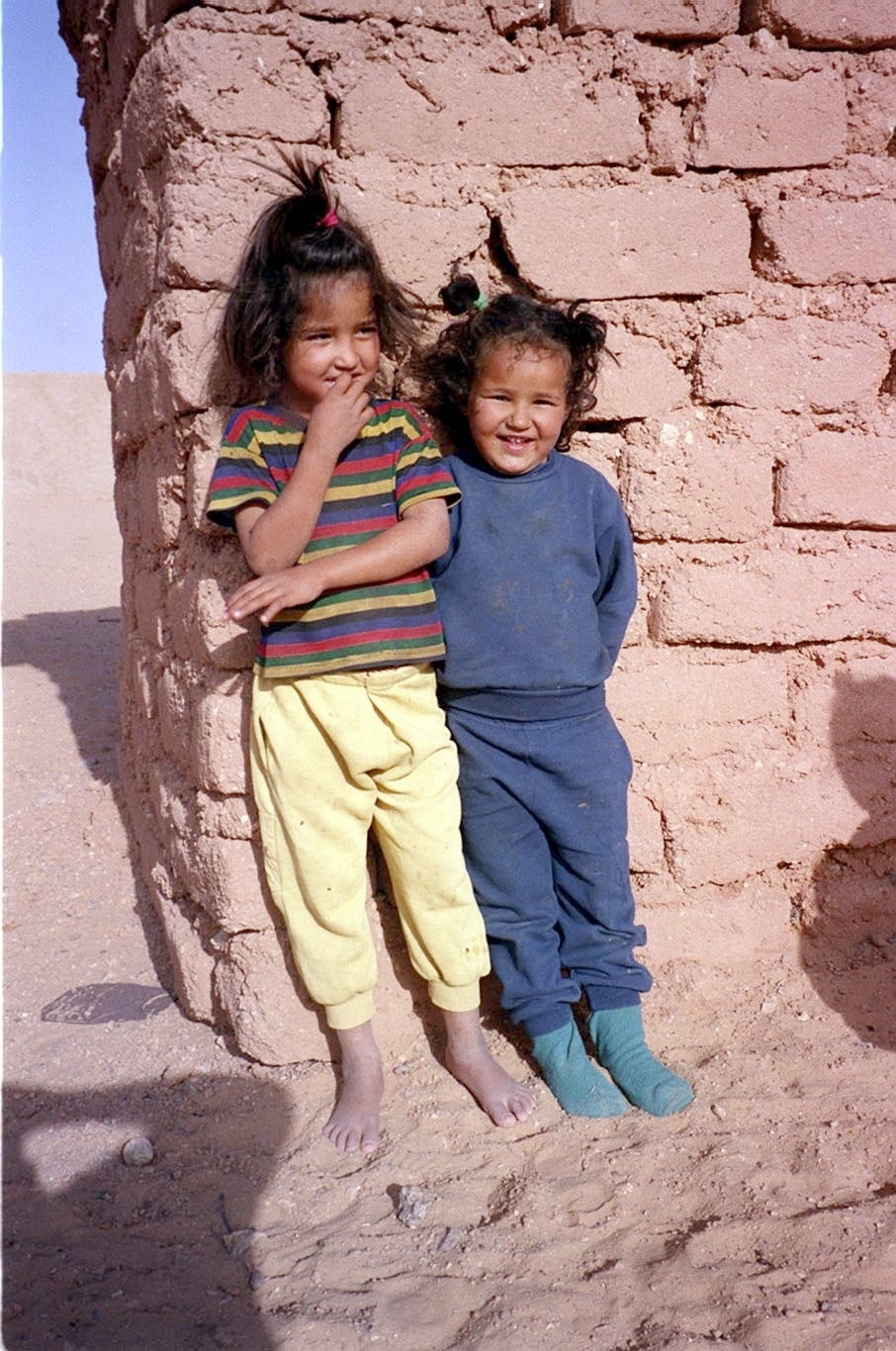 Imagen de niñas saharauis en las zonas escolarizadas de los campamentos de refugiados de Tinduf, Argelia.