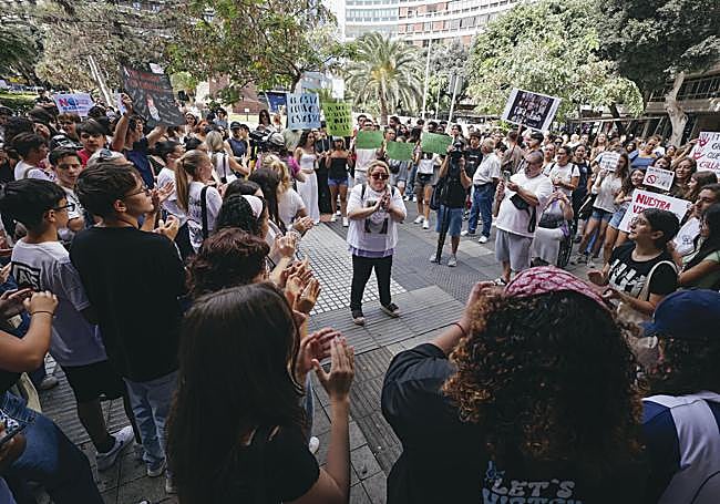 Carmen, madre de Adam, recibiendo el aplauso de los manifestantes.