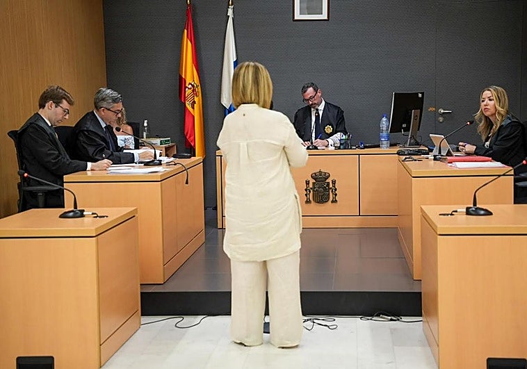 La concejala de Carnaval del Ayuntamiento de Las Palmas de Gran Canaria, Inmaculada Medina, declara como testigo en la vista de este martes.