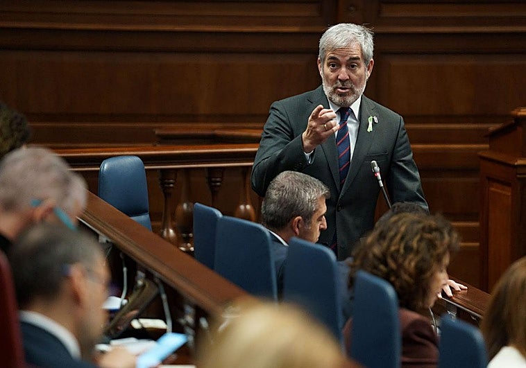 Fernando Clavijo interviene durante un pleno del Parlamento de Canarias.