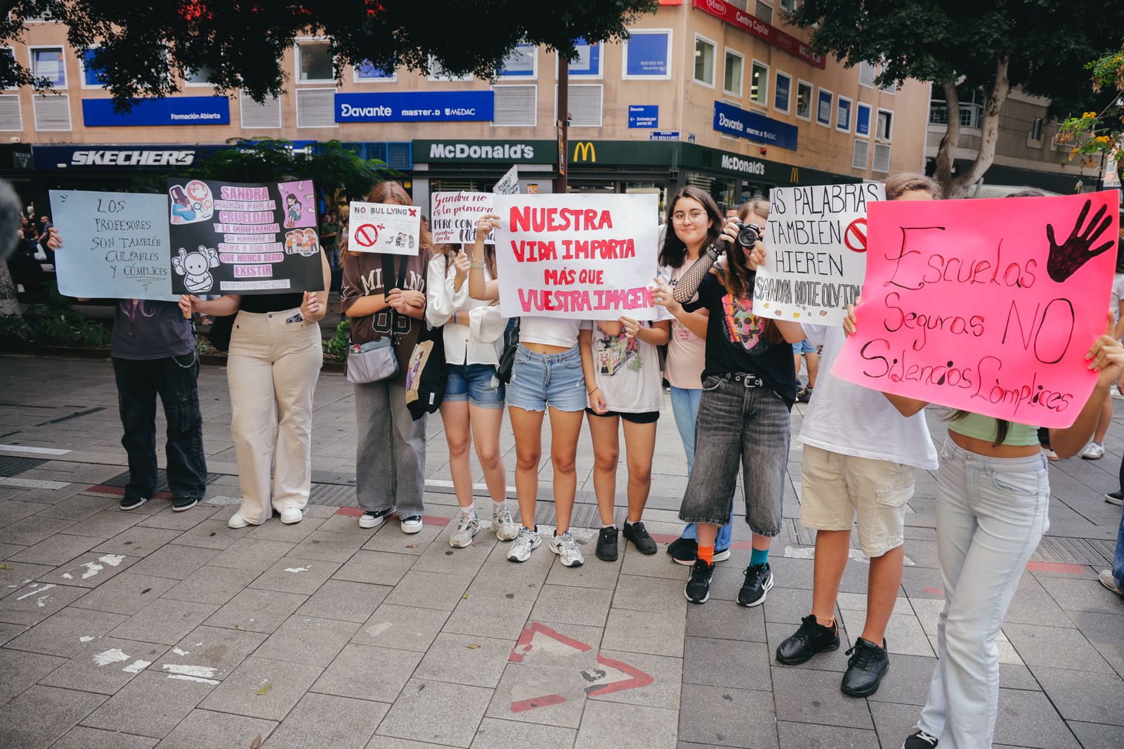 Los estudiantes exigen en la calle protección ante el acoso escolar
