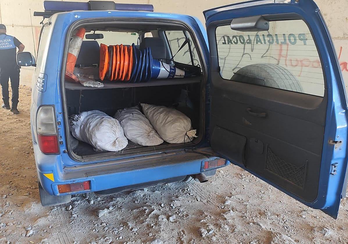 Los tres sacos de mejillones, ya en el vehículo policial.