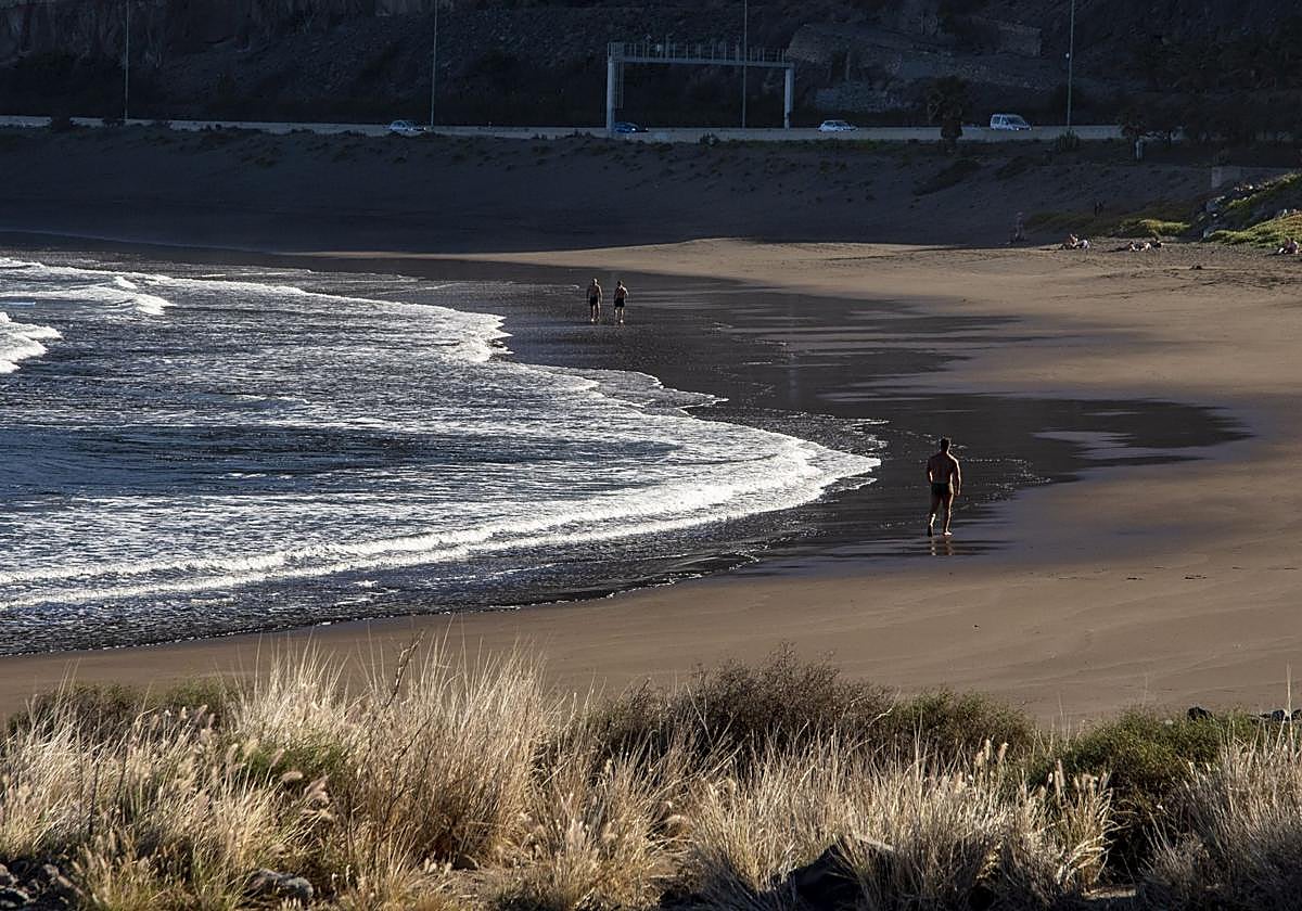 Imagen de la playa de La Laja, donde falleció un hombre este martes.