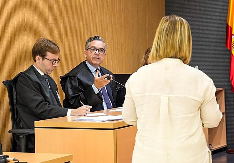 Roberto Orive se dirige a la concejala Inmaculada Medina en un momento de la vista de este martes.