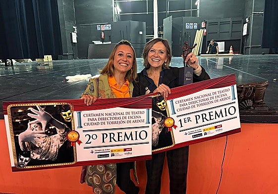 Romina R. Medina y Mireia Gabilondo lucen sus premios en la gala desarrollada en el Teatro Municipal José María Rodero.