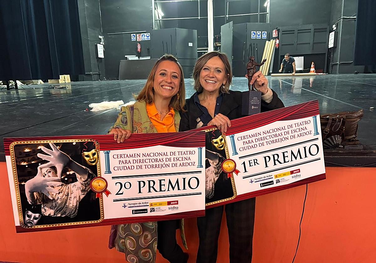 Romina R. Medina y Mireia Gabilondo lucen sus premios en la gala desarrollada en el Teatro Municipal José María Rodero.