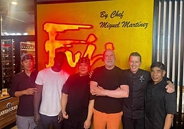 El equipo del restaurante Fuji posa junto al actor John Travolta.
