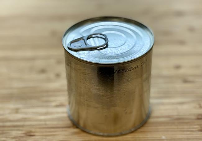 Retiramos el papel de la lata de leche condensada