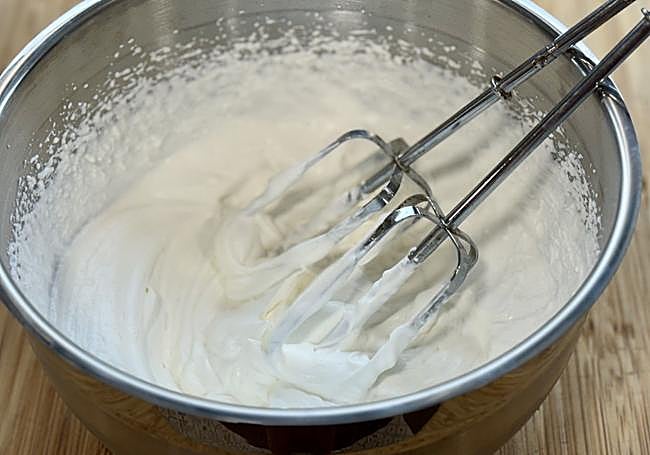 Montamos la nata ligeramente