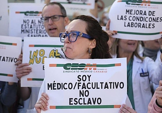Protesta de médicos canarios el pasado mes de febrero contra el borrador del estatuto marco sanitario.
