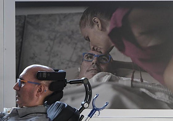 Un paciente canario de ELA en la exposición de Walter Astrada protagonizada por personas con esta patología y exhibida este verano en TEA, en Tenerife.