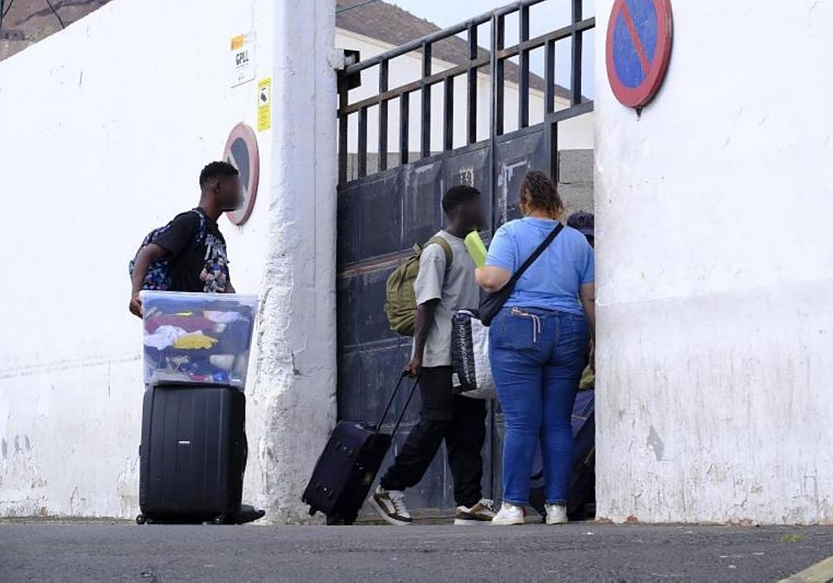 Imagen de archivo de los primeros menores migrantes que llegaron al Canarias 50 el pasado mes de julio.
