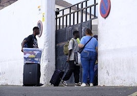 Imagen de archivo de los primeros menores migrantes que llegaron al Canarias 50 el pasado mes de julio.