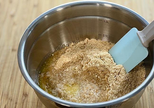 Mezclamos las galletas y la mantequilla