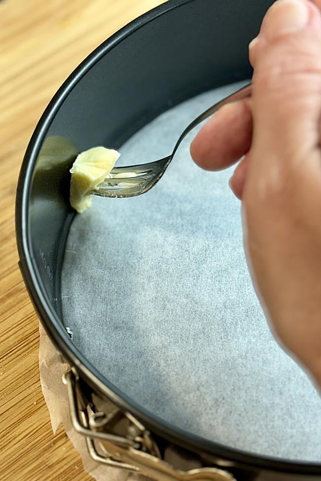 Forramos y engrasamos el molde