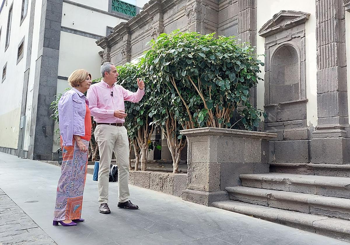 Miguel Jorge y Josefa Luzardo ante la fachada de los jardines del Palacio Episcopal.