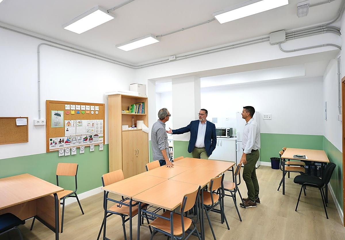 Poli Suárez (c) visita el aula Enclave del IES Los Tarahales.