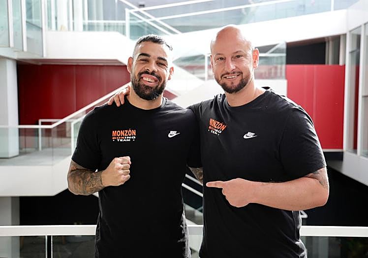 El púgil, con Aythami Monzñon, su entrenador.