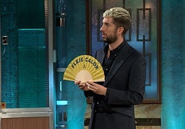 Imagen de David Broncano con el abanico de Guaguas Municipales.