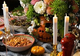 Mesa decorada con motivo de la noche de Halloween.