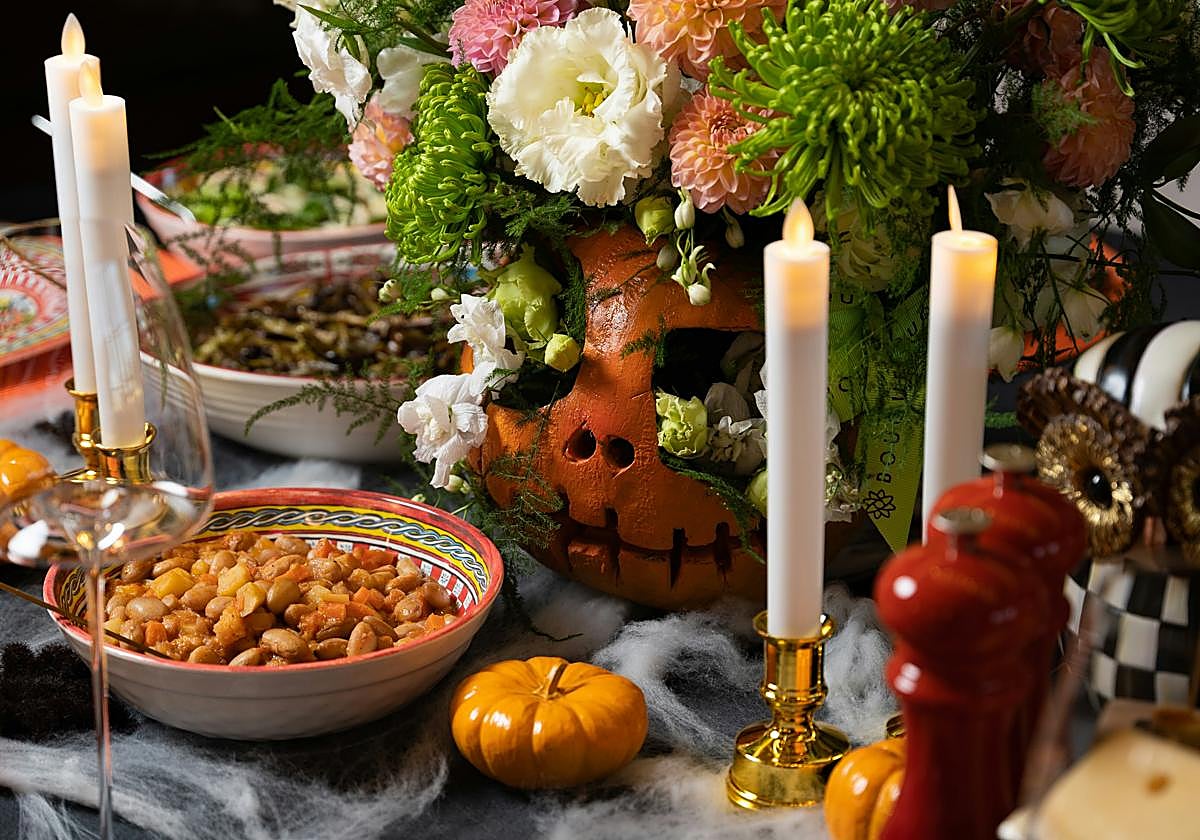 Mesa decorada con motivo de la noche de Halloween.