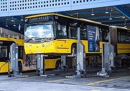 Imagen de una guagua en los talleres de las cocheras del Sebadal, sin relación con la noticia.