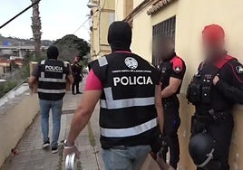 Imagen de agentes de la Policía Canaria durante uno de los registros realizados en el marco de esta operación Íncubo.