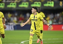 Alberto Moleiro celebrando un gol con el Villarreal CF.