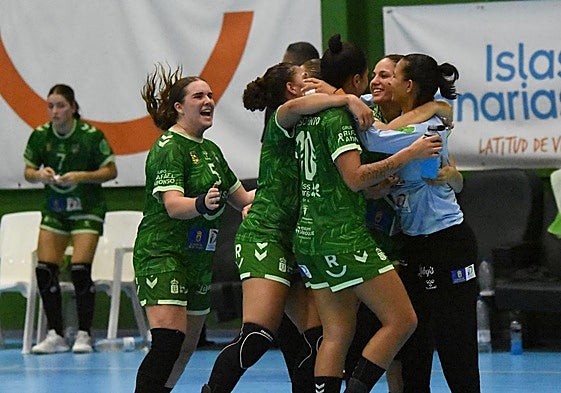 Las jugadoras del Rocasa celebraron así el triunfo ante el conjunto gallego.