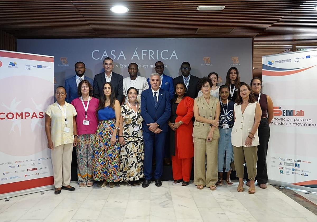 Lluís Serra, rector de la ULPGC (c), en la presentación del ciclo de encuentros académicos y científicos.