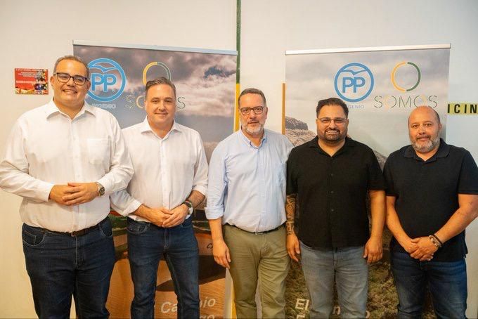 Representantes del PP y de Somos, durante el acto de presentación del acuerdo.