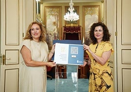 La consejera de Hacienda Matilde Asián (d), y la presidenta del Parlamento canario, Astrid Pérez.