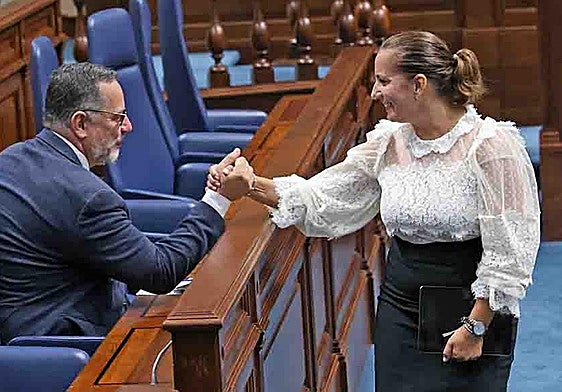 La parlamentaria del PP por Fuerteventura, María Saavedra, saluda al consejero regional de Educación, Poli Suárez.