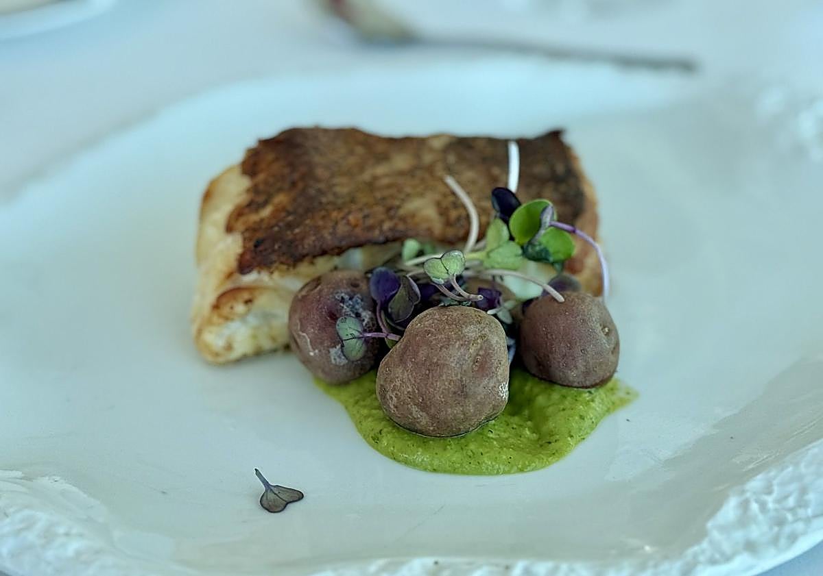 Imagen principal - Menú del encuentro: crema de espárragos de Gáldar, cherne sobre mojo de cilantro y semifrío de chocolate con cremoso de tuno indio