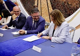 Pedro Sánchez y Beatriz Calzada en el momento de firmar la operación.