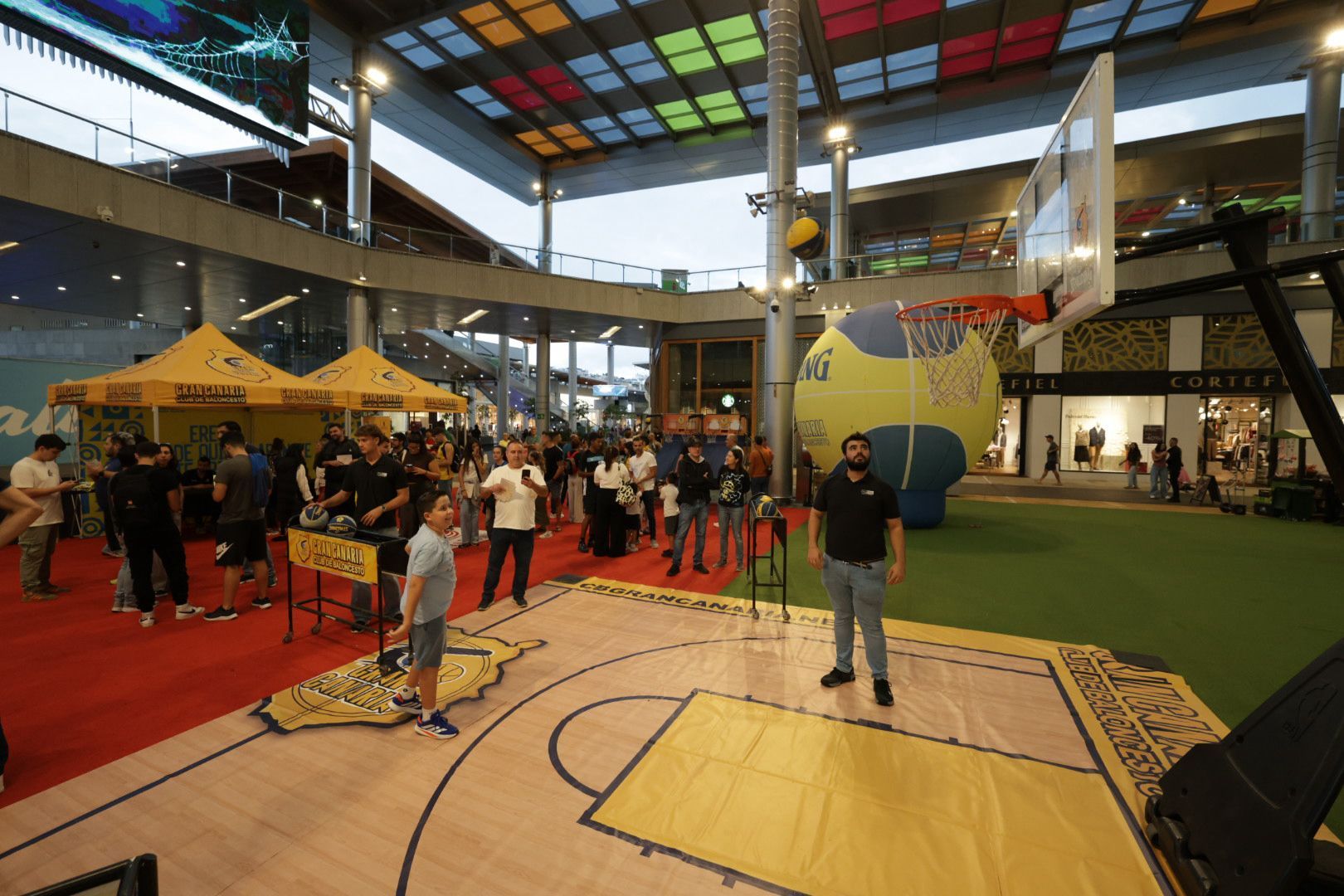 El Dreamland Gran Canaria se divierte en el CC Alisios