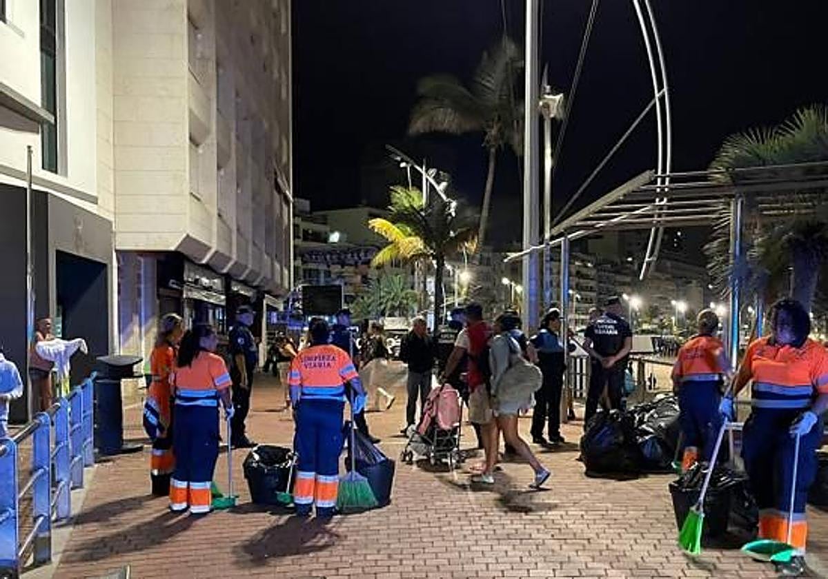 Imagen de archivo del dispositivo de limpieza de la playa de Las Canteras tras la noche de San Juan en Las Palmas de Gran Canaria.