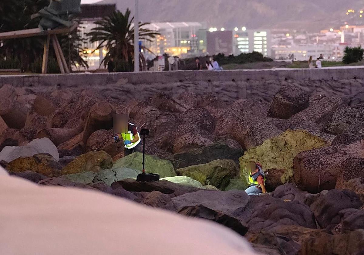 Labores de rescate del cadáver en la Avenida Marítima