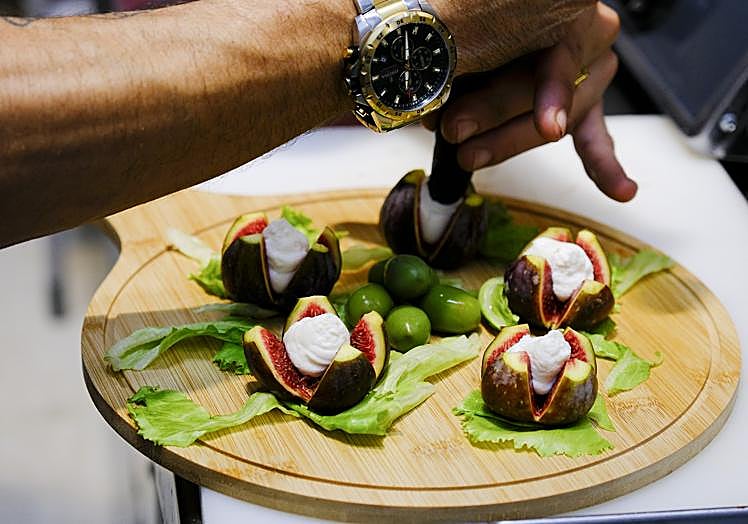 Higo con ricotta de cabra, miel canaria y pistacho de Bronte.