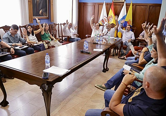 Imagen de archivo de uno de los plenos celebrados durante este año en Guía.