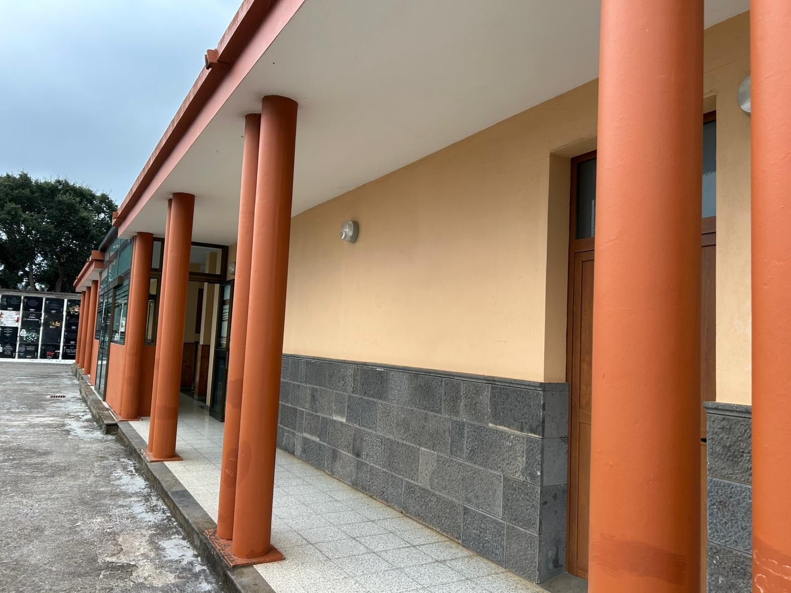 La sustitución del equipamiento de aire acondicionado en el velatorio de Teror encara su fase final.