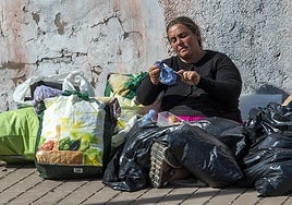 La indigente vive, come y duerme en frente de la cafetería Artenara, en El Sebadal.